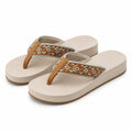 Infradito con zeppa 42/43 in materiale sintetico beige e marrone con fascia tessile ricamata
